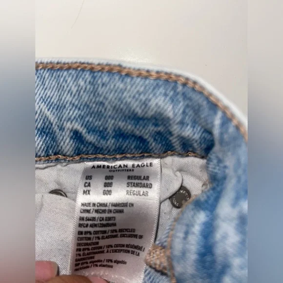 American Eagle jeans Light Wash Distressed Women’s Jeans - Picture 4 of 4